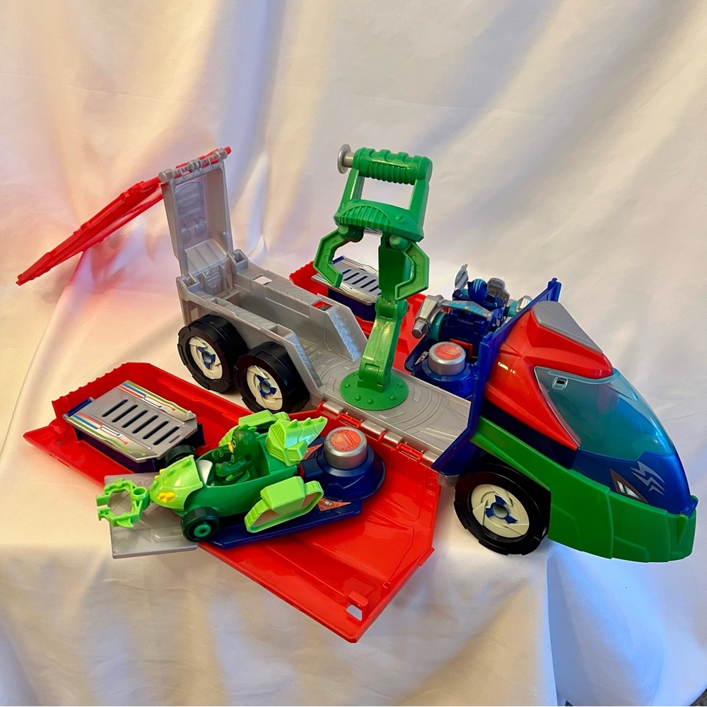 PJ Masks Launching Transforming Seeker Vehicle Play Set Preschool Toy F2121